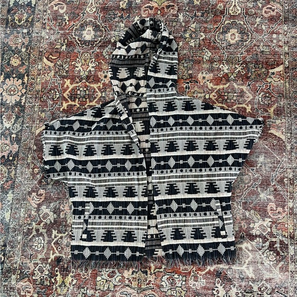 BB Dakota Jackets & Blazers - EUC BB Dakota Hobo Poncho Size Medium